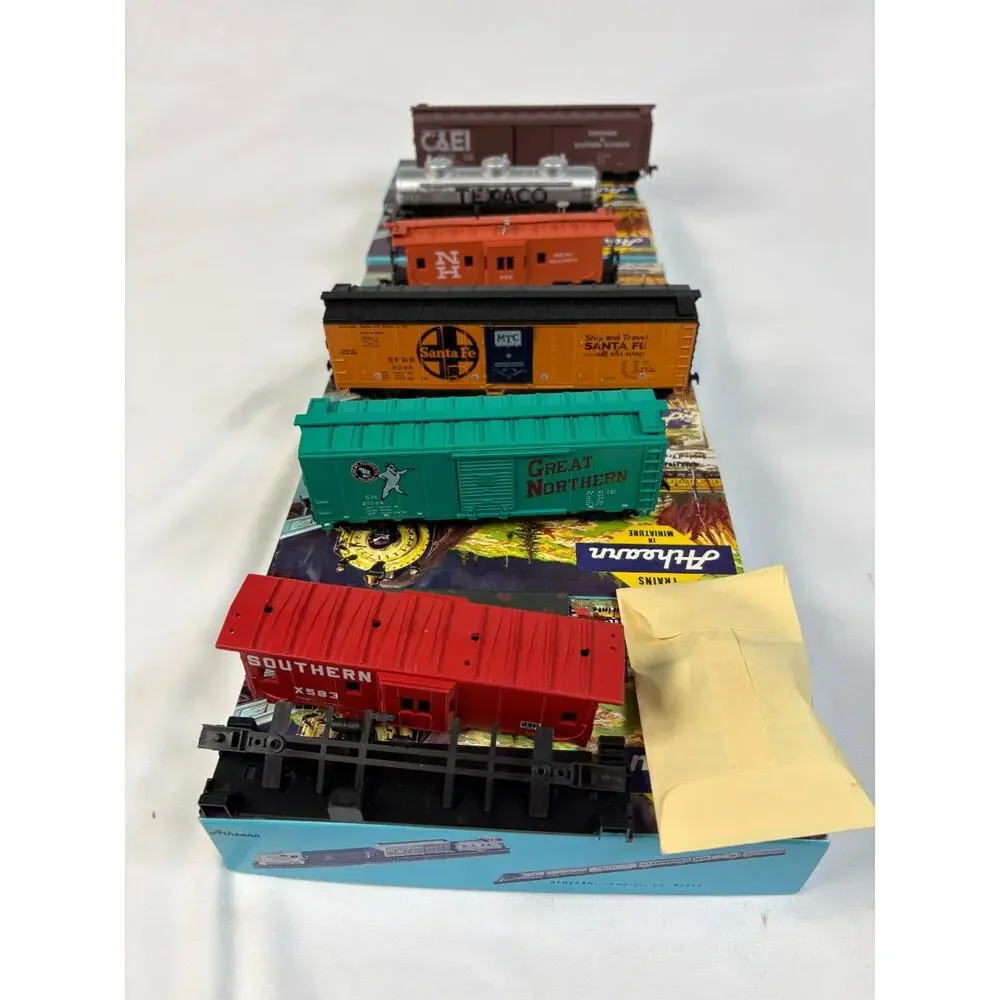 Athearn Ho Scale Lot Of 7 Freight Cars Mixed Roads Box Reefer Tank Caboose